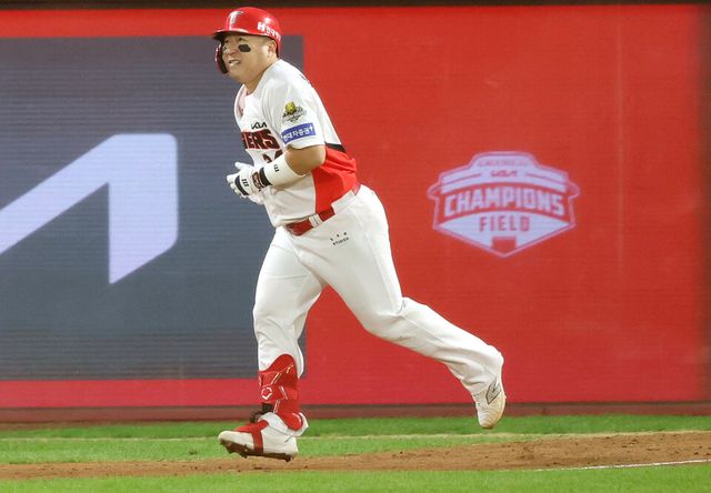 28일 광주 기아챔피언스필드에서 열린 2024 신한 SOL뱅크 KBO 포스트시즌 한국시리즈 5차전 삼성 라이온즈와 KIA 타이거즈의 경기. 5회말 선두타자 KIA 최형우가 솔로홈런을 친 뒤 그라운드를 달리고 있다. /연합뉴스