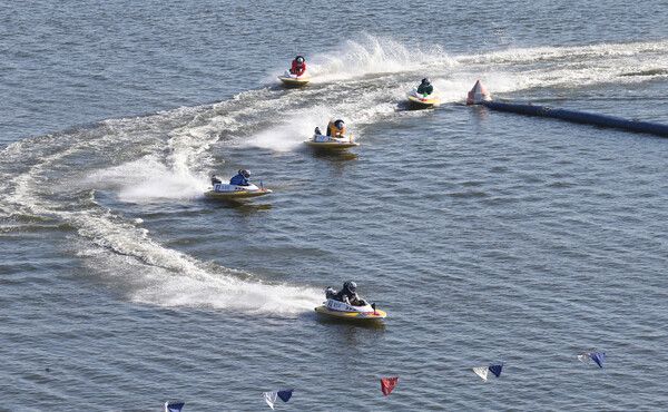 미사리경정장에서 출전한 선수들이 경합을 벌이고 있다. /국민체육진흥공단 제공