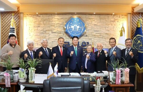 이상철 국기원 미국 지부장(왼쪽에서 4번째). /국기원 제공