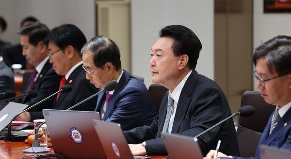 윤석열 대통령이 국무회의를 주재하고 있다./연합뉴스 제공