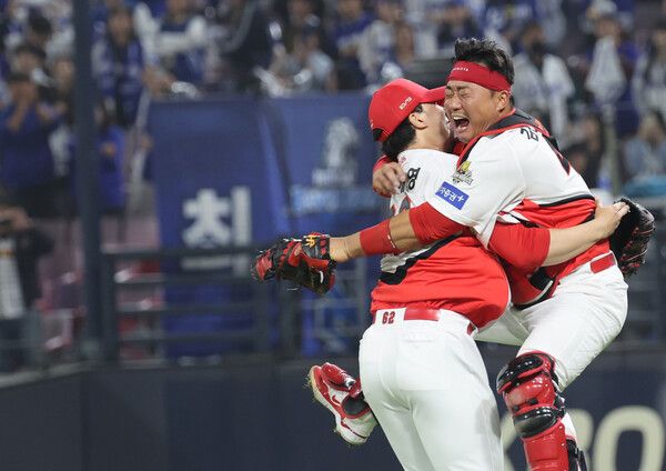28일 광주 기아챔피언스필드에서 열린 2024 신한 SOL뱅크 KBO 포스트시즌 한국시리즈 5차전 삼성 라이온즈와 KIA 타이거즈의 경기. KIA 투수 정해영이 승리를 한 뒤 포수 김태군과 환호하고 있다. /연합뉴스