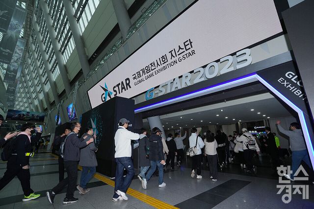 16일 오전 부산 해운대구 벡스코에서 '지스타 2023'가 개막했다. 전시회를 찾은 관람객들이 입장하고 있다. 총 3250부스가 마련돼 역대 최대 규모로 나흘간 개최되는 이번 행사는 엔씨소프트를 비롯한 주요 게임사들이 신규IP(지식재산권)를 관람객들에게 선보인다. /부산=최대성 기자 dpdaesung@sporbiz.co.kr 2023.11.16.