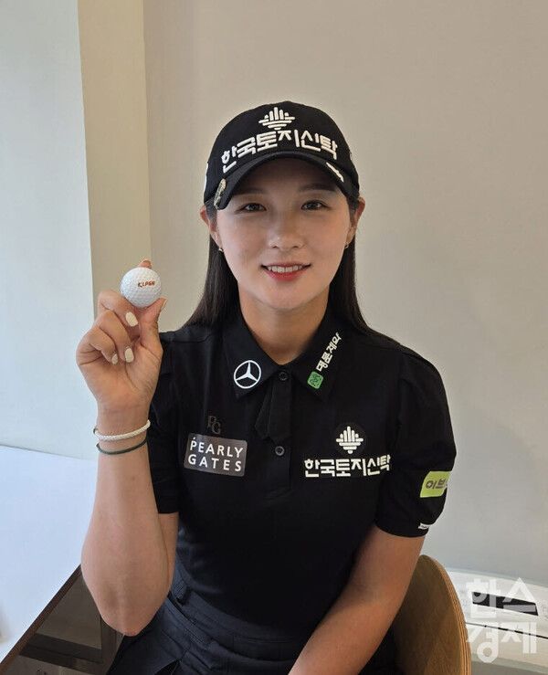 박현경이 본지와 인터뷰 후 포즈를 취하고 있다. /박종민 기자