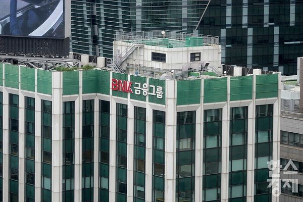 BNK금융이 30일 실적공시를 통해 2024년 3분기 누적&nbsp;연결 당기순이익(지배기업지분)이 7051억원이라고 밝혔다./한스경제 DB