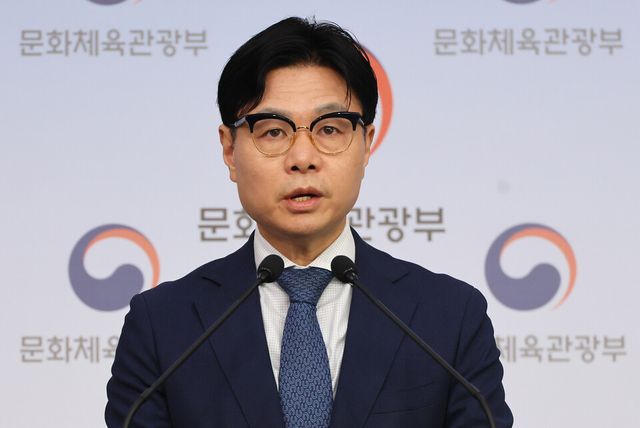 이정우 문화체육관광부 체육국장이 31일 서울 종로구 정부서울청사 별관에서 대한배드민턴협회 조사 결과를 발표하고 있다. /연합뉴스