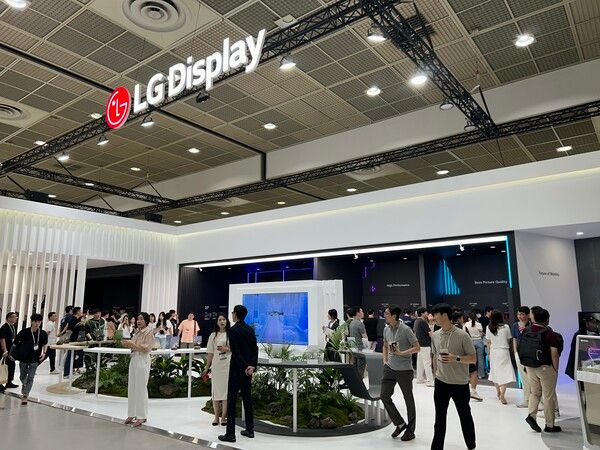 14일 코엑스에서 열린 2024 한국디스플레이산업전시회에서 LG디스플레이가 제품을 소개하고 있다./ 김정연 기자