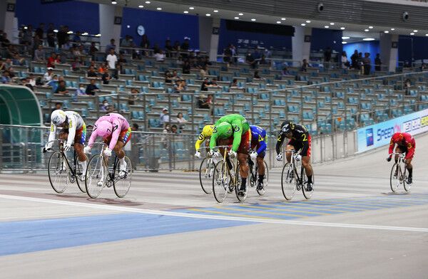 광명스피돔에서 경주에 출전한 특선급 선수들이 결승선을 앞두고 경합을 벌이고 있다. /국민체육진흥공단 제공