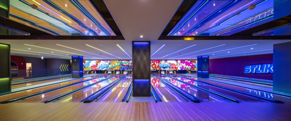 곤지암리조트가 국내 리조트 업계 최초 '하이퍼볼링' 시스템을 도입한 락볼링장 '스트라이크잇'을 개장한다. /곤지암리조트 제공