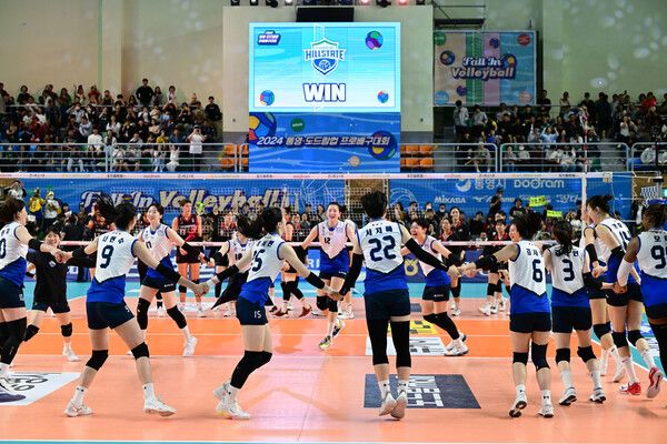 현대건설 선수들이 우승을 자축하고 있다. /KOVO 제공