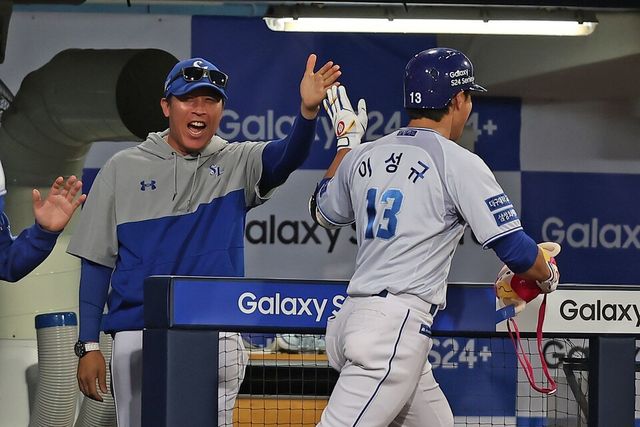팀을 떠나게 된 이병규 삼성 퓨처스(2군) 감독(왼쪽). /삼성 제공