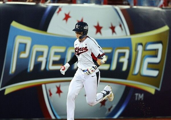 10일 대만 타이베이 톈무야구장에서 열린 프리미어12 한국 야구대표팀과 대만프로야구팀 웨이취안 드래곤스와의 연습 경기. 한국의 윤동희가 솔로 홈런을 치고 그라운드를 돌고 있다. /연합뉴스