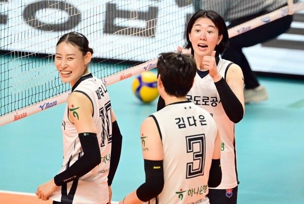 한국도로공사 선수들이 활짝 웃고 있다. /KOVO 제공