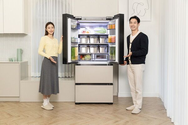 삼성전자 모델들이 '비스포크 AI 김치플러스'를 소개하고 있다./사진=삼성전자