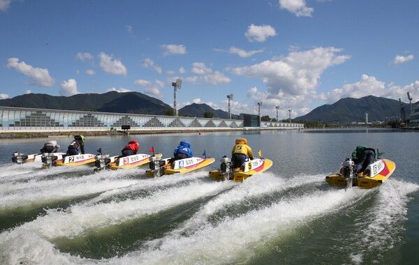 경정 선수들이 미사리경정장에서 힘차게 물살을 가르며 계류장을 벗어나고 있다. /국민체육진흥공단 제공