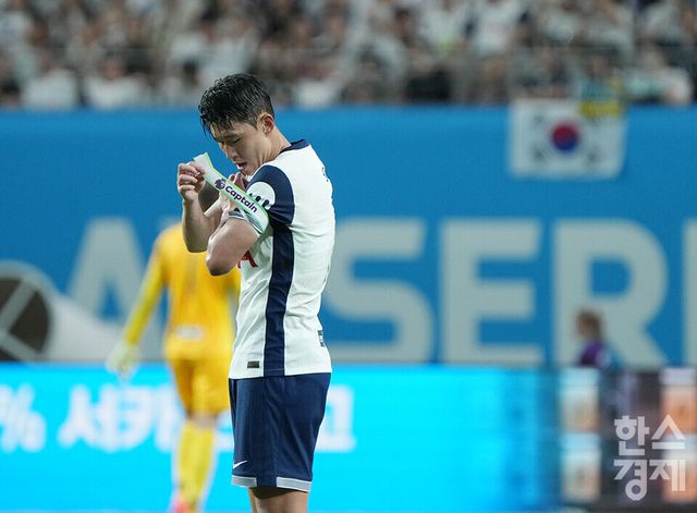 토트넘 홋스퍼 손흥민이 3일 오후 서울월드컵경기장에서 열린 쿠팡플레이 시리즈 2차전서 주장 완장을 다시 차고 있다. /최대성 기자 dpdaesung@sporbiz.co.kr 2024.08.03.