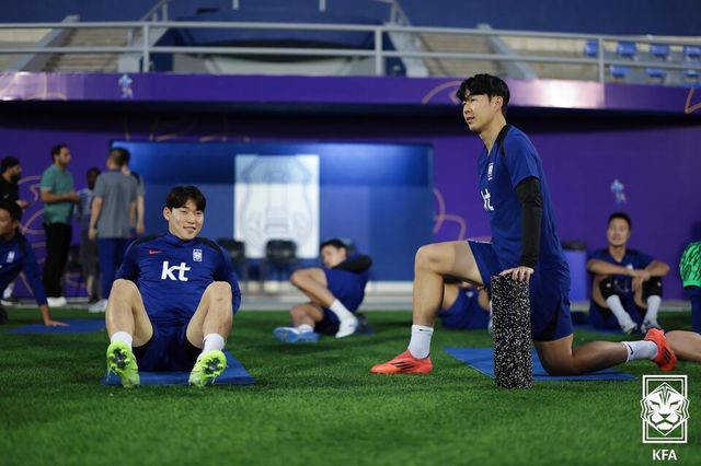  2026 국제축구연맹(FIFA) 아시아지역 3차 예선 5차전 쿠웨이트와 B조 5차전을 앞두고 훈련 중인 배준호(왼쪽)과 손흥민. /KFA 제공