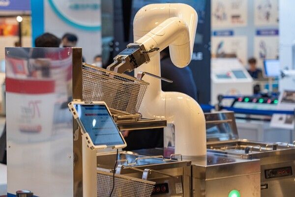 2023년도 ‘푸드위크’에서 공개된 튀김 로봇./코엑스 제공.