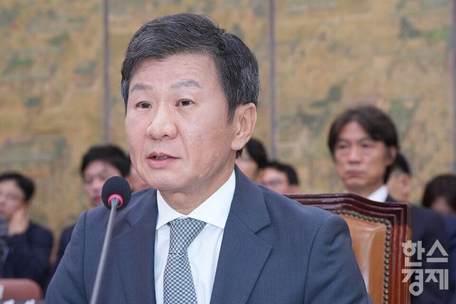 정몽규 축구협회장이 24일 서울 여의도 국회에서 열린 문화체육관광위원회 전체회의에 출석해 의원 질의에 답변하고 있다. /최대성 기자 dpdaesung@sporbiz.co.kr 2024.09.24.