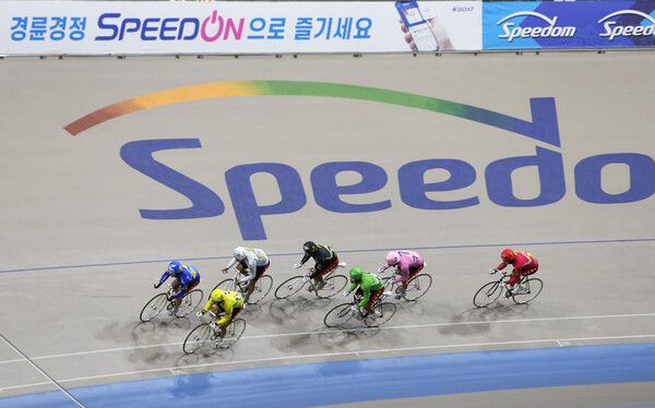 광명스피돔에서 특선급 선수들이 경주를 펼치고 있다. /국민체육진흥공단 제공