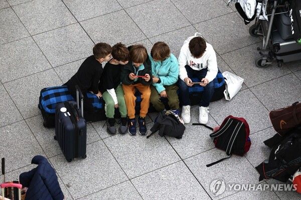 한국 교육부는 디지털 기기를 배제하는 다른 나라의 교육부와 다른 입장을 취한다. 이주호 장관은 