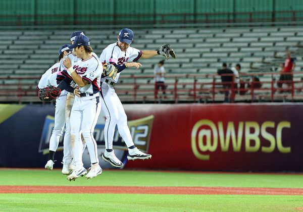 14일 오후 대만 타이베이 톈무야구장에서 열린 세계야구소프트볼연맹(WBSC) 프리미어12 2024 B조 조별리그 대한민국과 쿠바의 경기. 8-4로 승리를 거둔 대한민국 선수들이 기쁨을 나누고 있다. /연합뉴스