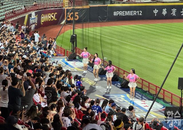 한국 치어리더들이 타이베이 톈무 구장에서 열린 한국-쿠바의 2024 세계야구소프트볼연맹(WBSC) 프리미어12 B조 조별리그 2차전에서 응원전을 펼치고 있다. /강상헌 기자