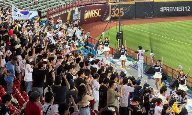 한국 치어리더들이 타이베이 톈무 구장에서 열린 한국-쿠바의 2024 세계야구소프트볼연맹(WBSC) 프리미어12 B조 조별리그 2차전에서 응원전을 펼치고 있다. /강상헌 기자