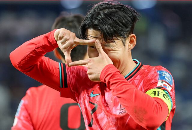 14일 오후 11시 쿠웨이트 자베르 알 아흐메드 국제 경기장에서 열린 2026 북중미 월드컵 아시아지역 3차 예선 B조 5차전 한국과 쿠웨이트의 경기. 한국 손흥민이 페널티킥을 넣고 세리머니를 하고 있다. /연합뉴스