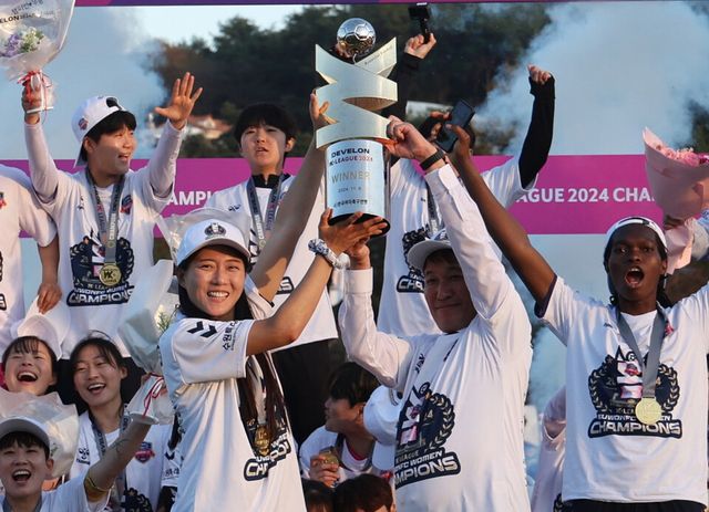 수원FC 위민에 2024 WK리그 우승을 안기고 은퇴한 심서연이 트로피를 들어올렸다. /수원FC 위민 제공