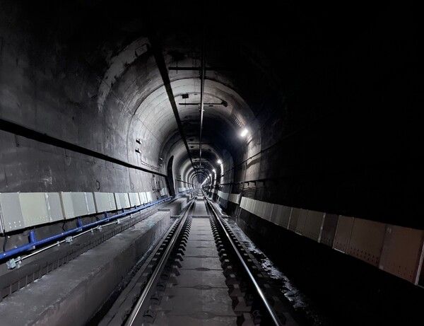 FDC는 IoT기술을 적용한 자동 물세척 및 원격제어관리 기능을 구현, 설치 후 특별히 터널 내부에 진입하지 않아도 스마트 모니터링 및 제어 관리가 가능해 유지 보수 및 운영 효율성도 높이고 있다. /새영테크놀로지 제공