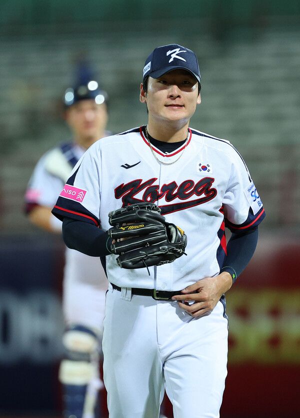 14일 오후 대만 타이베이 톈무야구장에서 열린 세계야구소프트볼연맹(WBSC) 프리미어12 2024 B조 조별리그 대한민국과 쿠바의 경기. 5회초 곽빈이 교체되고 있다. /연합뉴스