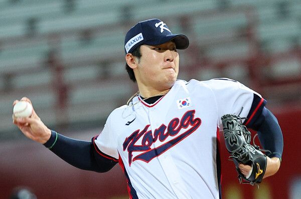 14일 오후 대만 타이베이 톈무야구장에서 열린 세계야구소프트볼연맹(WBSC) 프리미어12 2024 B조 조별리그 대한민국과 쿠바의 경기. 한국 선발 곽빈이 역투하고 있다. /연합뉴스