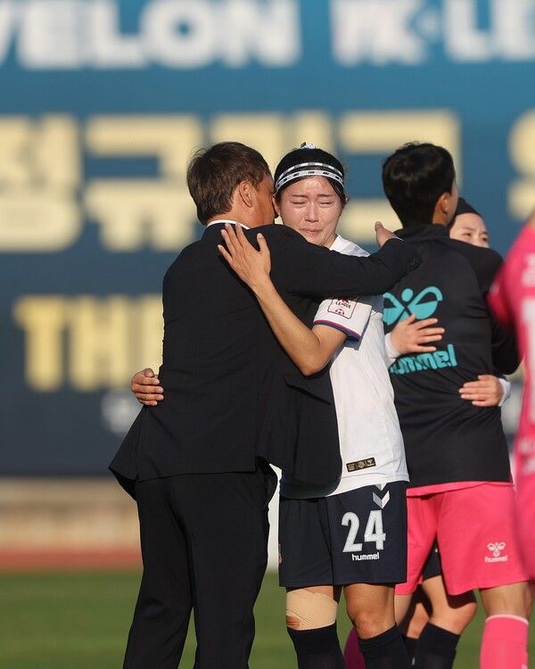 수원FC 위민의 우승이 확정되자 눈물을 흘리며 박길영 감독과 기뻐한 심서연. /수원FC 위민 제공