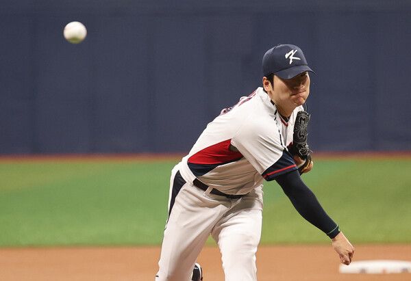 1일 오후 서울 구로구 고척스카이돔에서 열린 한국 야구 대표팀과 쿠바 대표팀 평가전 . 1회초 선발투수 곽빈이 힘차게 공을 던지고 있다. /연합뉴스