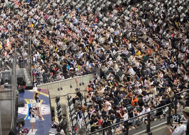 프리미어12 한일전을 보기 위해 대만 타이베이돔에 모인 한국 야구팬들. /강상헌 기자