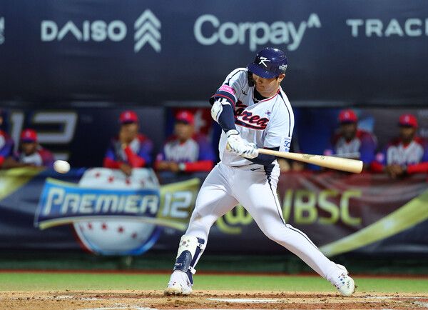 14일 오후 대만 타이베이 톈무야구장에서 열린 세계야구소프트볼연맹(WBSC) 프리미어12 2024 B조 조별리그 대한민국과 쿠바의 경기. 2회말 2사에서 문보경이 2루타를 치고 있다. /연합뉴스