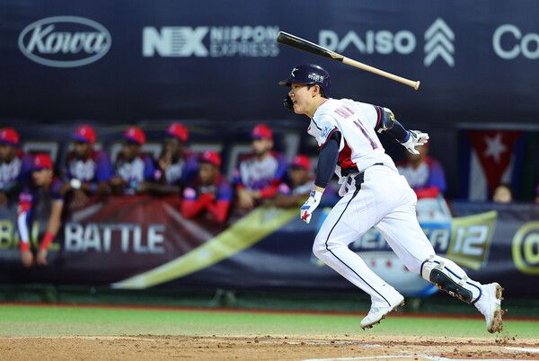 14일 오후 대만 타이베이 톈무야구장에서 열린 세계야구소프트볼연맹(WBSC) 프리미어12 2024 B조 조별리그 대한민국과 쿠바의 경기. 2회말 2사 2,3루에서 최원준이 1타점 적시타를 치고 있다. /연합뉴스