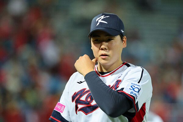 10일 오후 대만 타이베이 톈무야구장에서 열린 프리미어12 한국 야구대표팀과 대만프로야구팀 웨이취안 드래곤스와의 연습 경기. 한국 최승용이 3회초 대만 공격을 막은 뒤 더그아웃으로 향하고 있다. /연합뉴스