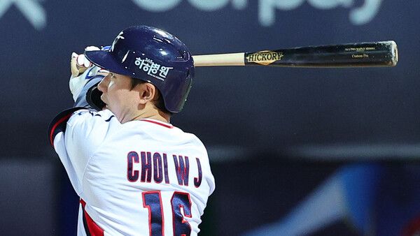 14일 오후 대만 타이베이 톈무야구장에서 열린 세계야구소프트볼연맹(WBSC) 프리미어12 2024 B조 조별리그 대한민국과 쿠바의 경기. 6회말 2사 2루에서 최원준이 적시 2루타를 치고 있다. /연합뉴스