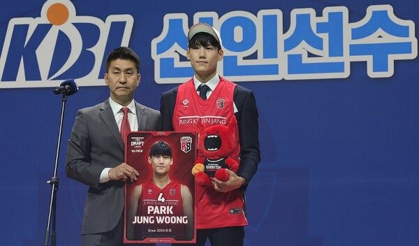 15일 고양소노아레나 체육관에서 열린 2024 KBL 신인드래프트에서 1순위 지명자 고졸대어 홍대부고 박정웅(오른쪽)이 포즈를 취하고 있다. /연합뉴스