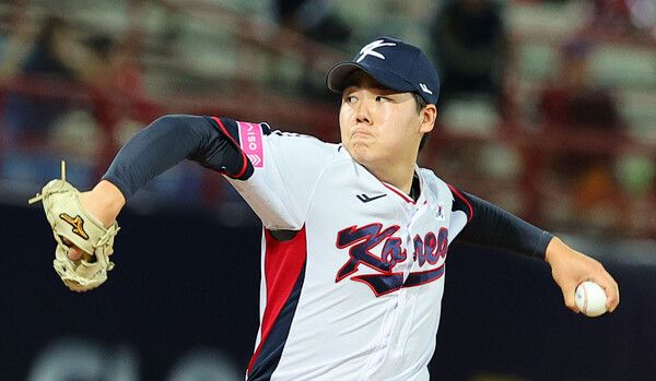 10일 오후 대만 타이베이 톈무야구장에서 열린 프리미어12 한국 야구대표팀과 대만프로야구팀 웨이취안 드래곤스와의 연습 경기. 한국 최승용이 역투하고 있다. /연합뉴스