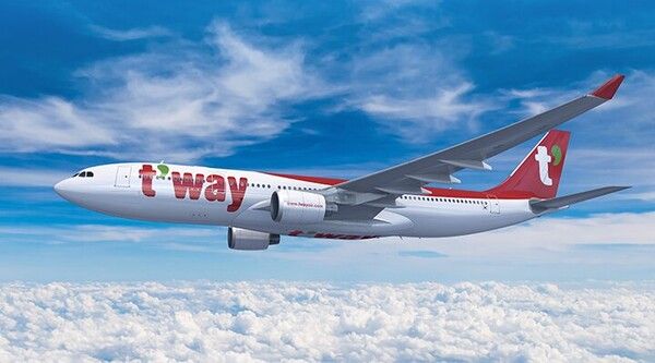 티웨이항공은 3분기 영업손실이 71억원으로 영업이익이 346억원이던 전년 동기 대비 적자 전환했다고 14일 공시했다. 2분기에도 영업손실 220억원으로 2개 분기 연속 적자를 냈다.&nbsp;/ 티웨이항공