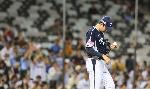 15일 오후 대만 타이베이돔에서 열린 세계야구소프트볼연맹(WBSC) 프리미어12 2024 B조 조별리그 대한민국과 일본의 경기. 2회말 2사 2,3루에서 구레바야시 고타로에게 역전 적시타를 허용한 최승용이 아쉬워하고 있다. /연합뉴스