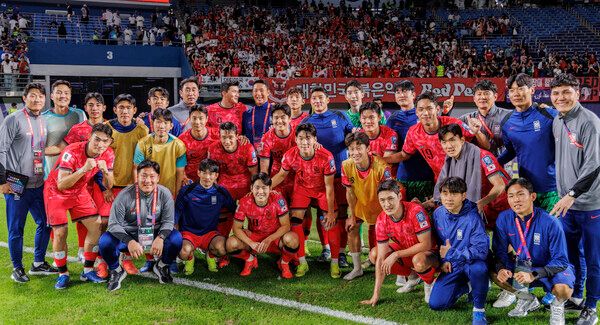 14일(한국 시각) 쿠웨이트 자베르 알 아흐메드 국제 경기장에서 열린 2026 북중미 월드컵 아시아지역 3차 예선 B조 5차전 한국과 쿠웨이트의 경기. 한국 축구대표팀 선수들이 쿠웨이트에게 3-1로 승리한 뒤 기념 촬영을 하고 있다. /연합뉴스