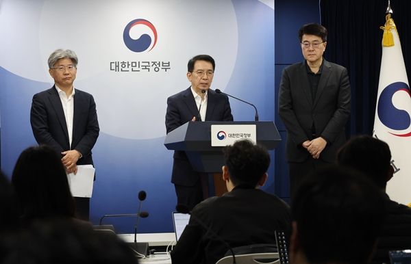 이정희 배달플랫폼-입점업체 상생협의체 위원장이&nbsp; 지난 14일 서울 종로구 정부서울청사에서 제12차 회의 결과를 브리핑하고 있다./연합뉴스.