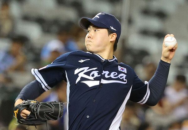 15일 오후 대만 타이베이돔에서 열린 세계야구소프트볼연맹(WBSC) 프리미어12 2024 B조 조별리그 대한민국과 일본의 경기. 한국 선발 최승용이 역투하고 있다. /연합뉴스