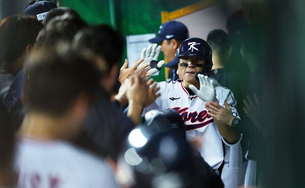 14일 오후 대만 타이베이 톈무야구장에서 열린 세계야구소프트볼연맹(WBSC) 프리미어12 2024 B조 조별리그 대한민국과 쿠바의 경기. 7회말 1사에서 솔로홈런을 친 김도영이 홈인한 뒤 동료들과 기쁨을 나누고 있다. /연합뉴스