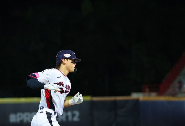 14일 오후 대만 타이베이 톈무야구장에서 열린 세계야구소프트볼연맹(WBSC) 프리미어12 2024 B조 조별리그 대한민국과 쿠바의 경기. 2회말 2사 만루에서 홈런을 친 김도영이 그라운드를 돌고 있다. /연합뉴스