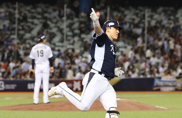 15일 오후 대만 타이베이돔에서 열린 세계야구소프트볼연맹(WBSC) 프리미어12 2024 B조 조별리그 대한민국과 일본의 경기. 4회초 1사에서 솔로홈런을 친 박동원이 그라운드를 돌고 있다. /연합뉴스