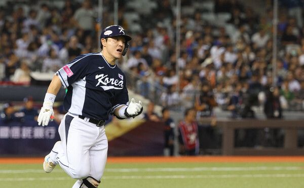 15일 오후 대만 타이베이돔에서 열린 세계야구소프트볼연맹(WBSC) 프리미어12 2024 B조 조별리그 대한민국과 일본의 경기. 2회초 1사에서 박동원이 2루타를 치고 달리고 있다. /연합뉴스